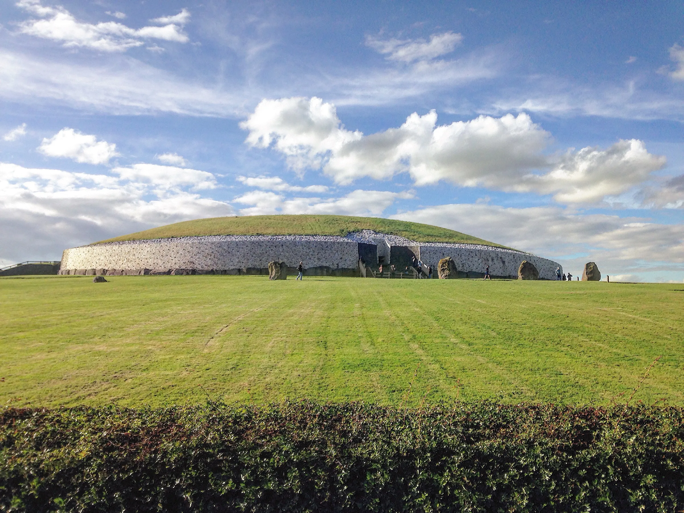 Newgrange anıtının beyaz kuvars cephesi ve girişteki çatı kutusu