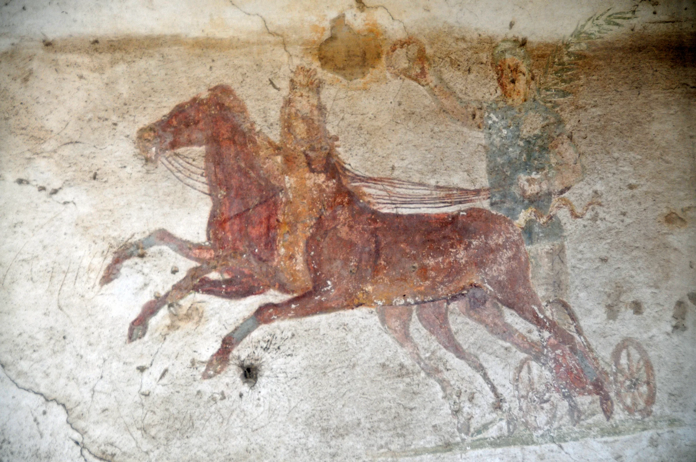 Ostia Antica'da çok katlı tuğla konut kalıntısı: kemerli açıklıklar, üst kat pencereleri ve iç avlu