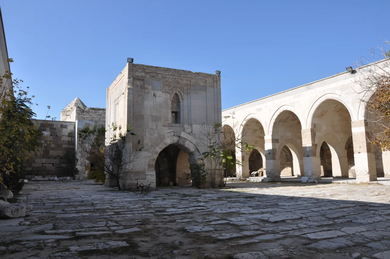 Kervansarayın avlusu ve ortadaki dört ayak üzerinde yükselen köşk mescit