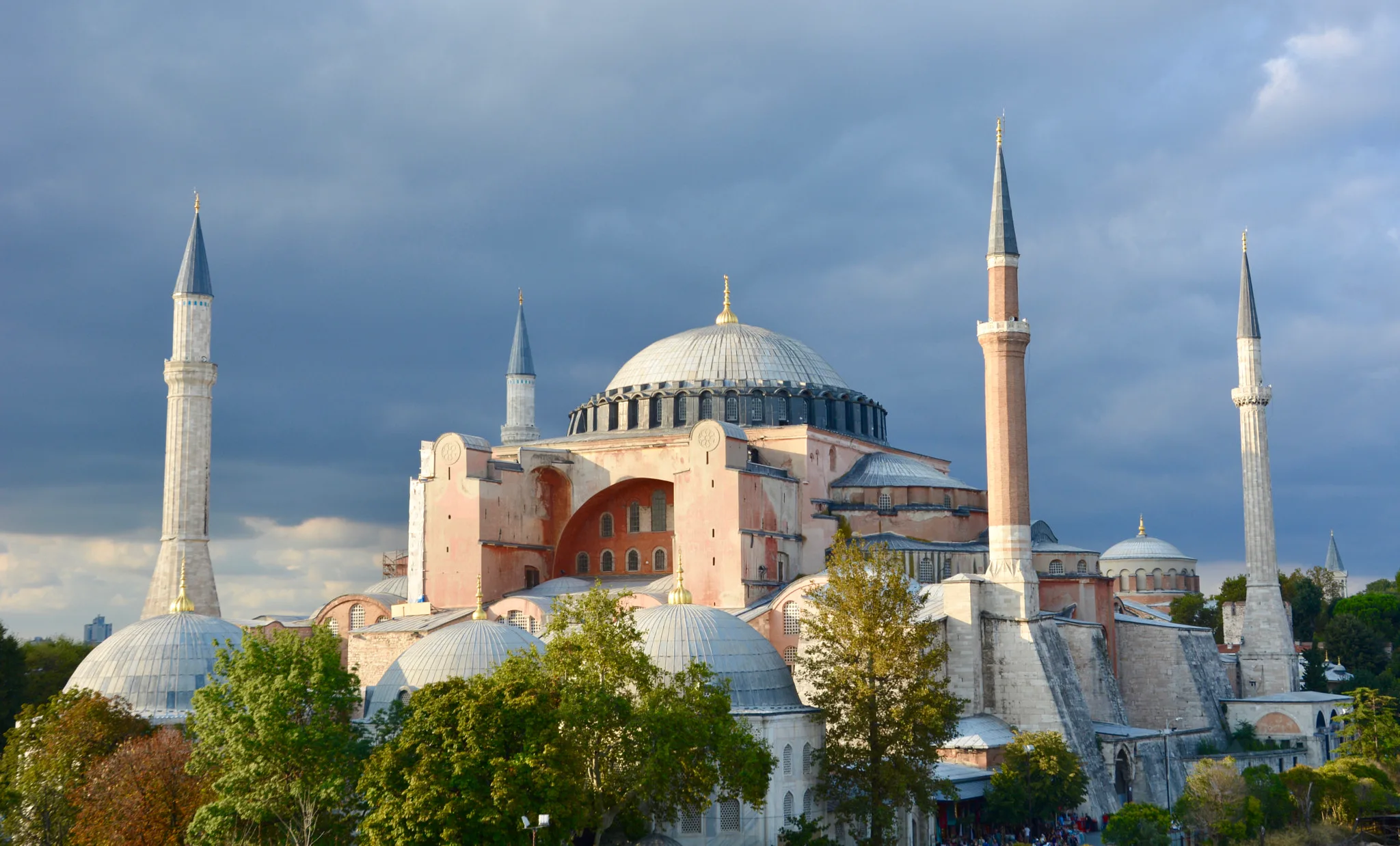 Ayasofya'nın dış görünümü: dört minareli, geniş kubbeli görkemli yapı, İstanbul siluetinde