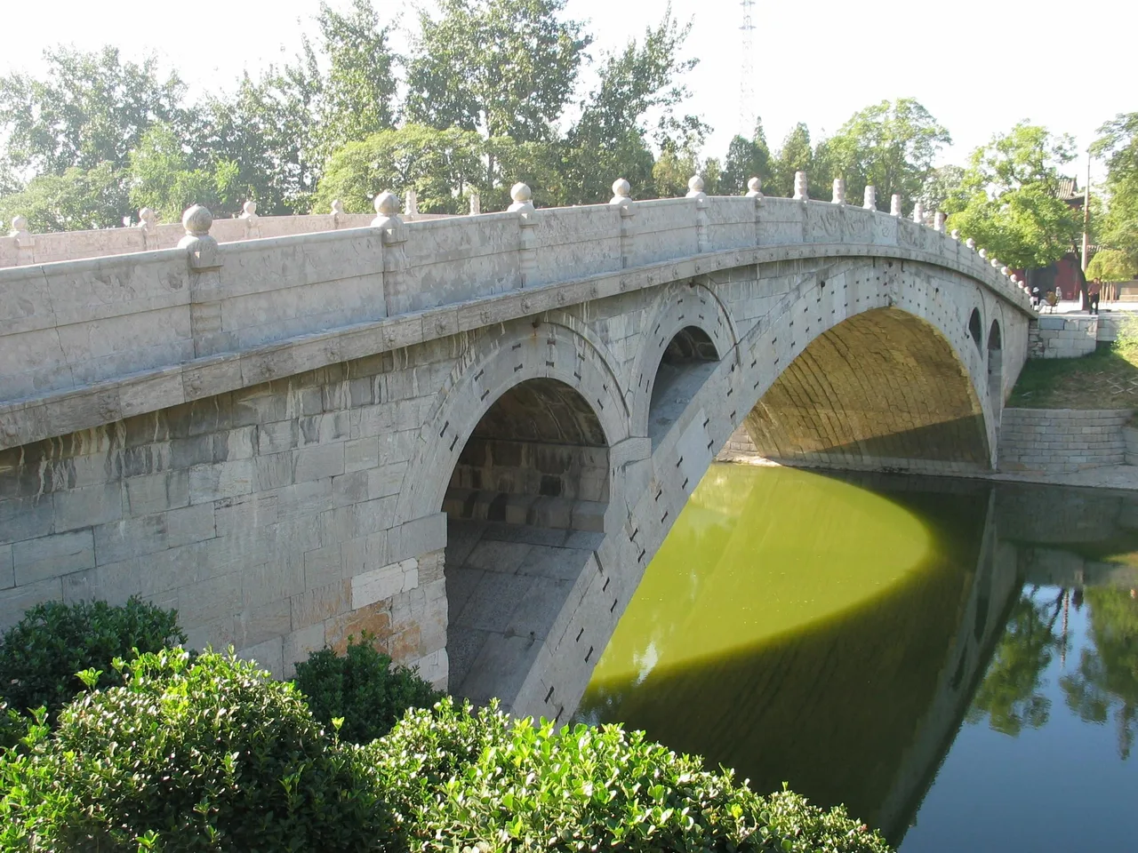 The flattened stone arch of the Anji (Zhaozhou) Bridge with the small arches in its spandrels