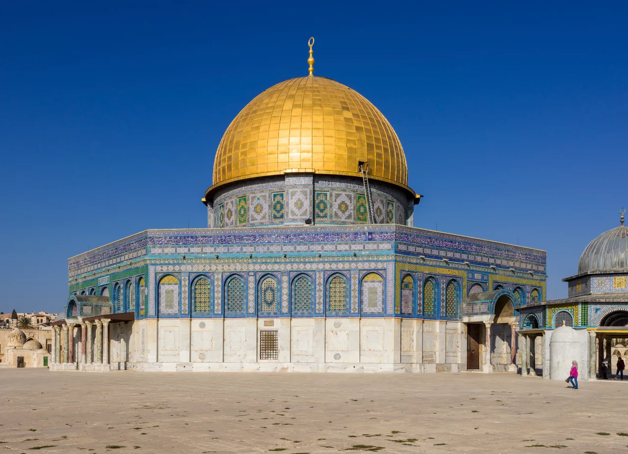 The octagonal body, tiled facade, and golden dome of the Dome of the Rock