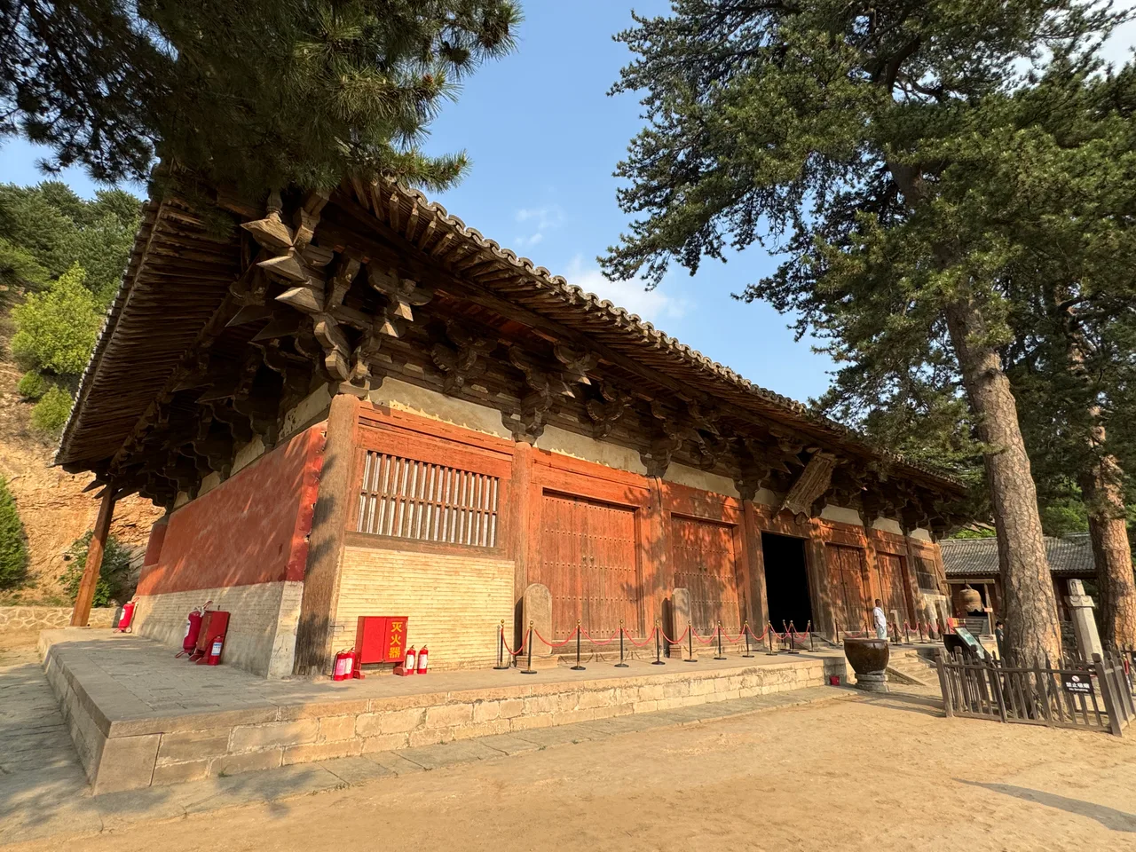 The wide-eaved timber roof of the Foguang Temple East Hall and the dougong brackets atop its columns