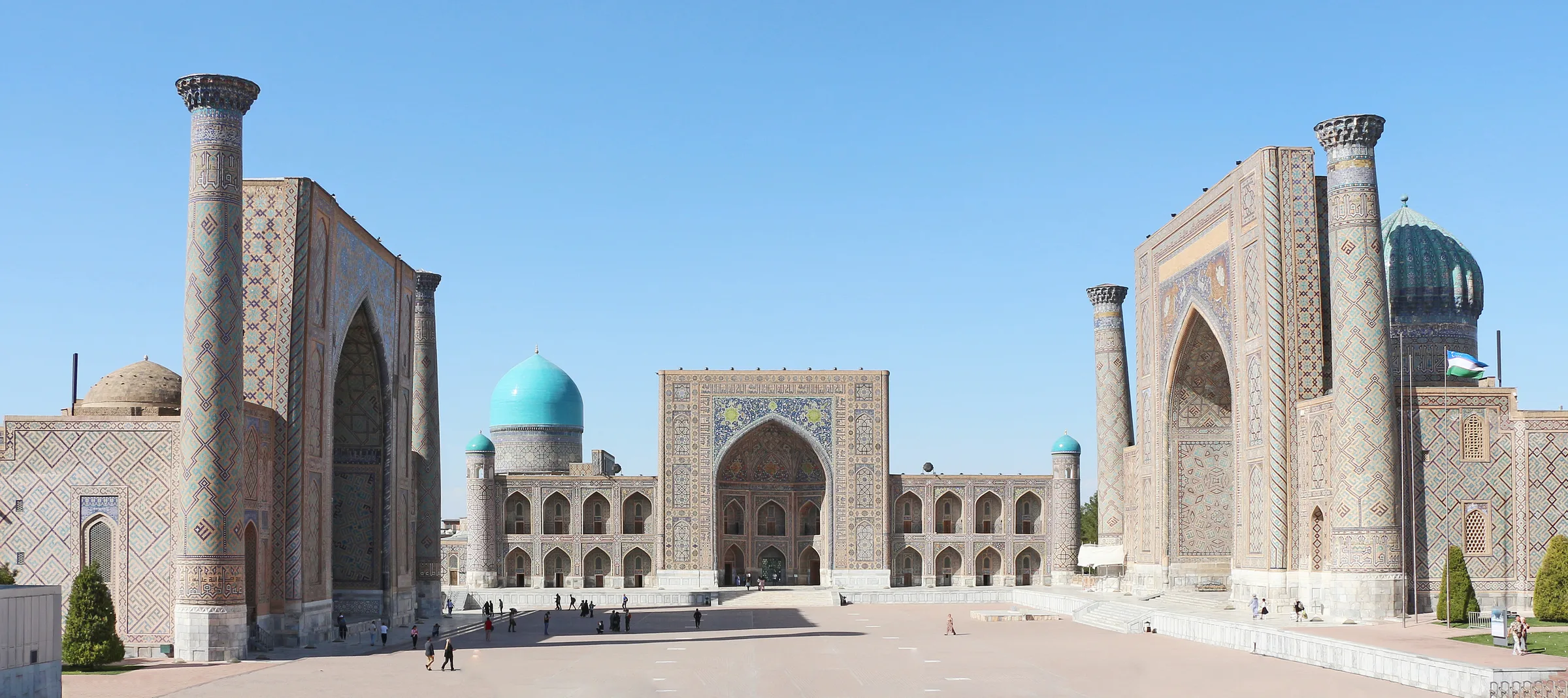 Registan Meydanı: üç yanını çevreleyen çini kaplı medreseler, devasa eyvanlar ve minareler