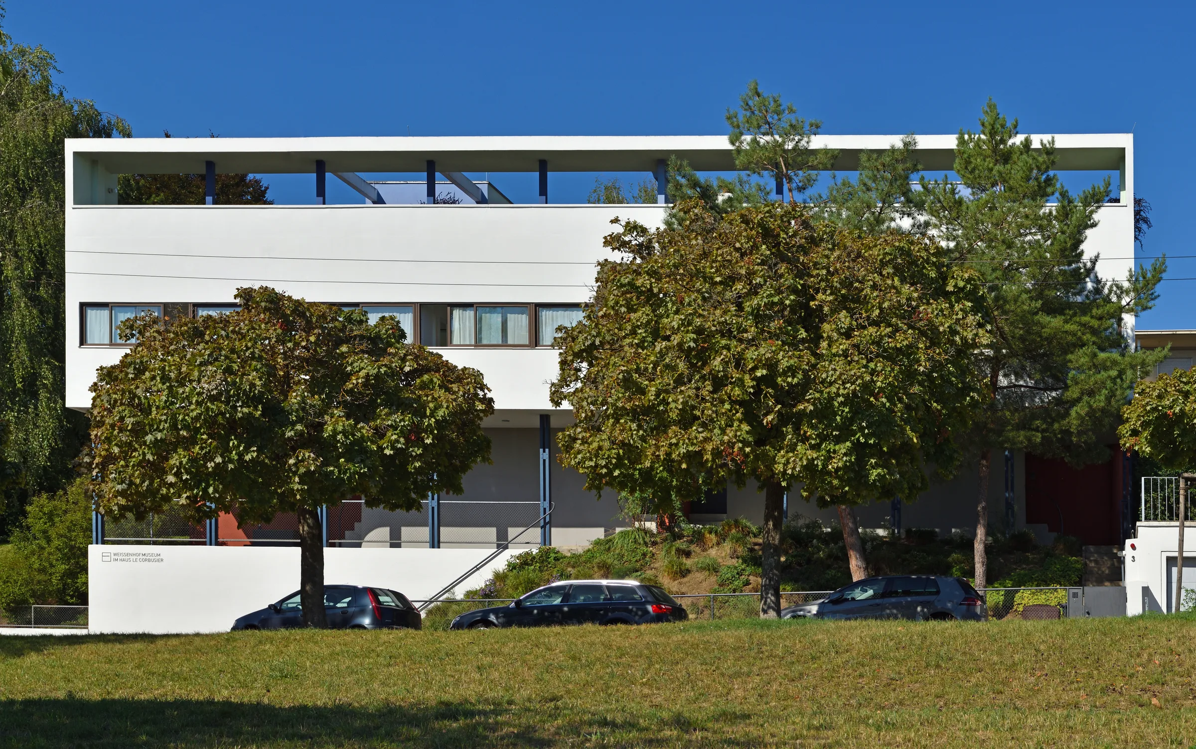 Stuttgart Weissenhof yerleşkesinde beyaz, düz çatılı, şeritli pencereli modern konutlar