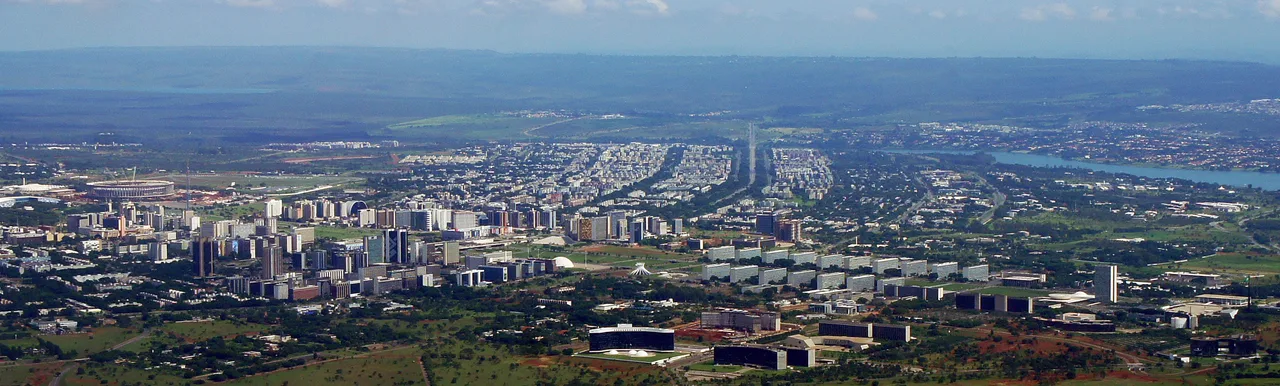 Brasília'nın Anıtsal Eksen'i: geniş çim şerit boyunca simetrik dizilmiş bakanlık blokları