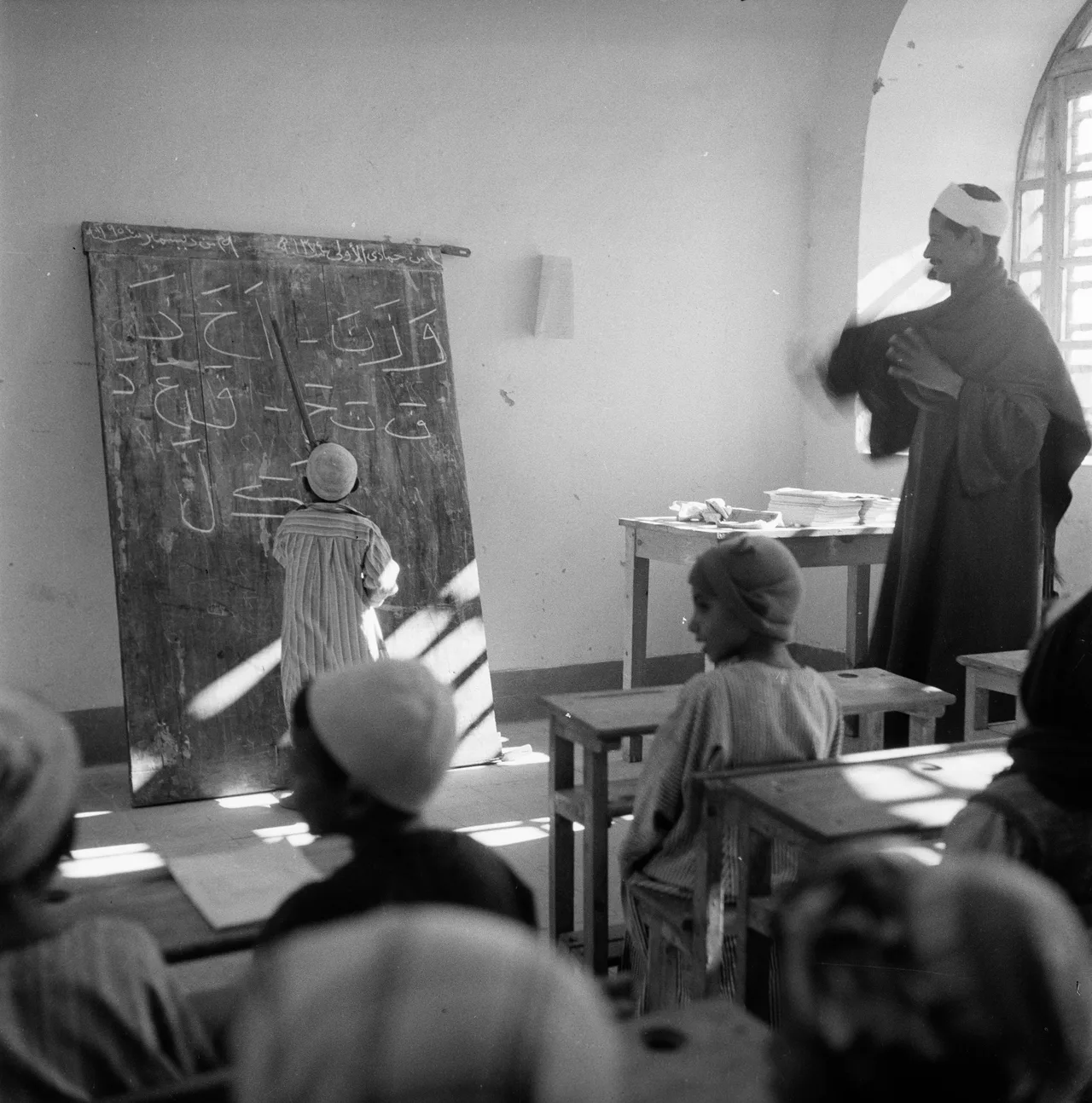 1954'te Yeni Gurna'daki okulda ders: kemerli mekânda sıralarda oturan çocuklar