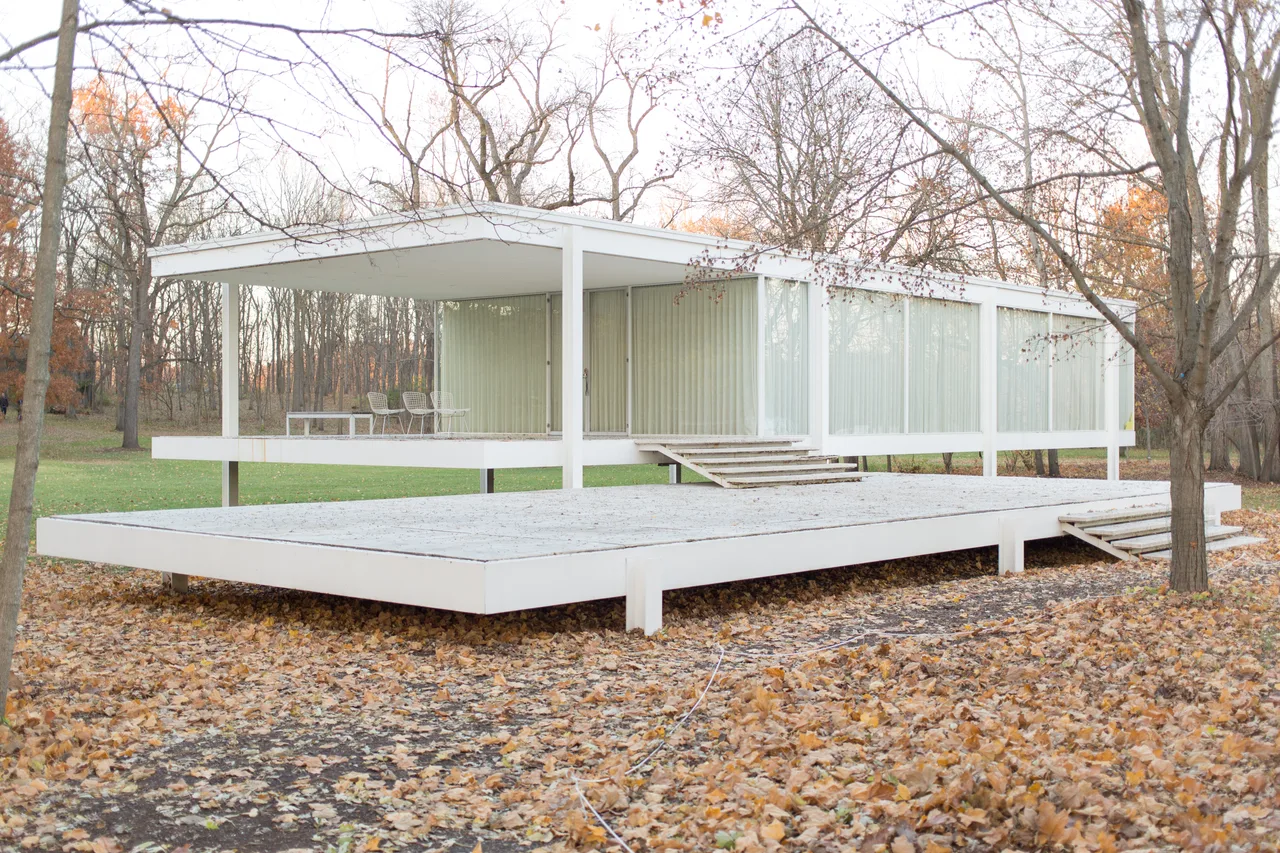 Farnsworth House: a single-storey glass-and-steel box raised off the ground, hung on eight white steel columns