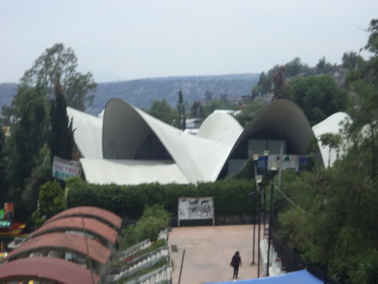 The intersecting eight-pointed thin reinforced-concrete hyperbolic-paraboloid shells of the Los Manantiales restaurant