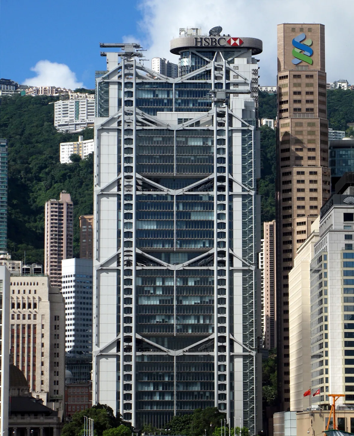 The steel masts and coathanger trusses on the facade of the HSBC Main Building