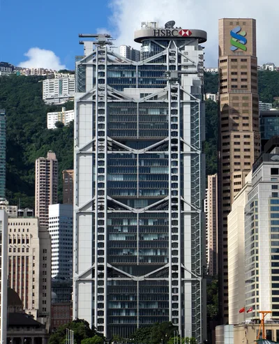 The steel masts and coathanger trusses on the facade of the HSBC Main Building