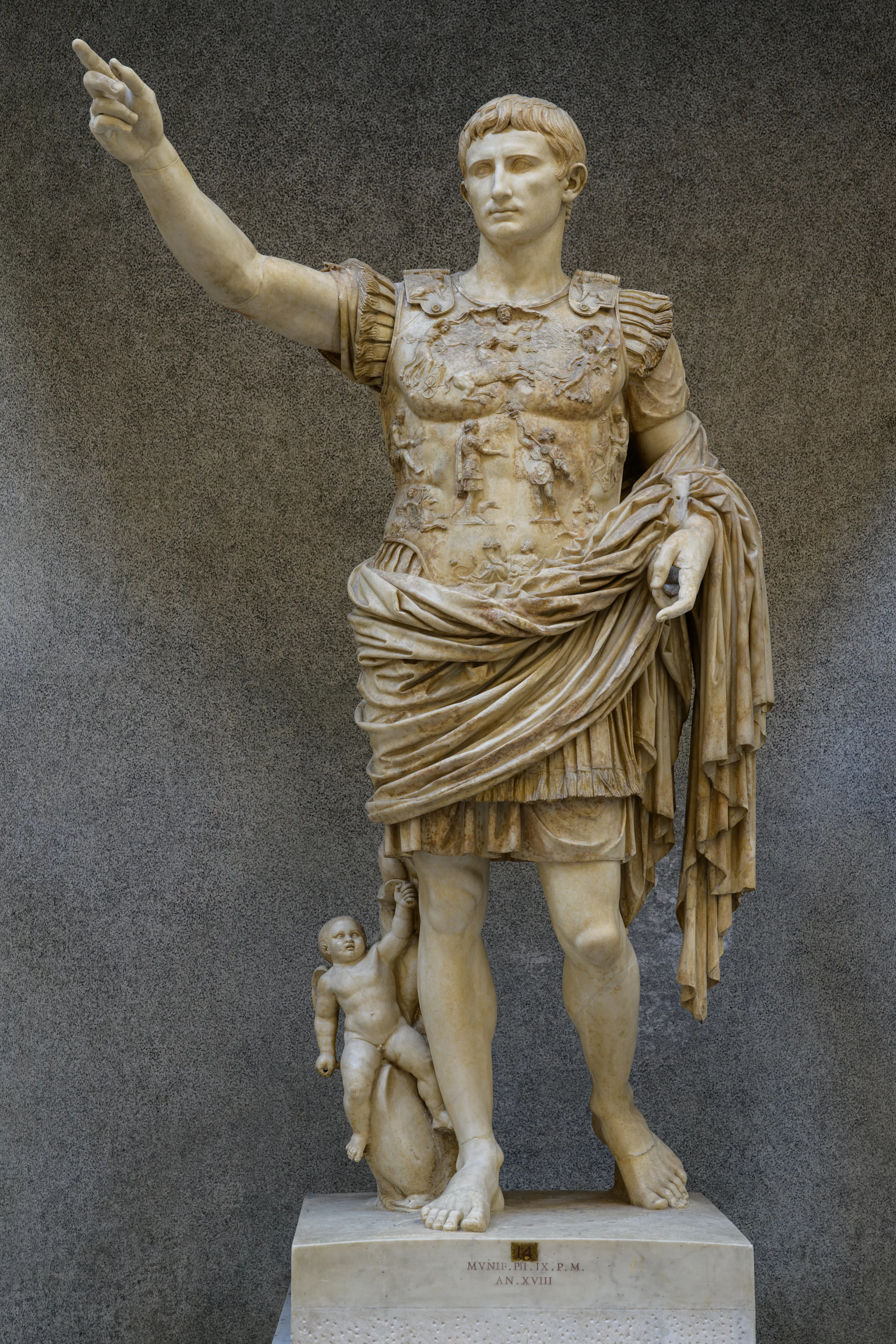Prima Porta Augustus'u: zırhlı, sağ kolu kalkmış, ayağında küçük yunuslu Cupid olan tam boy mermer imparator heykeli