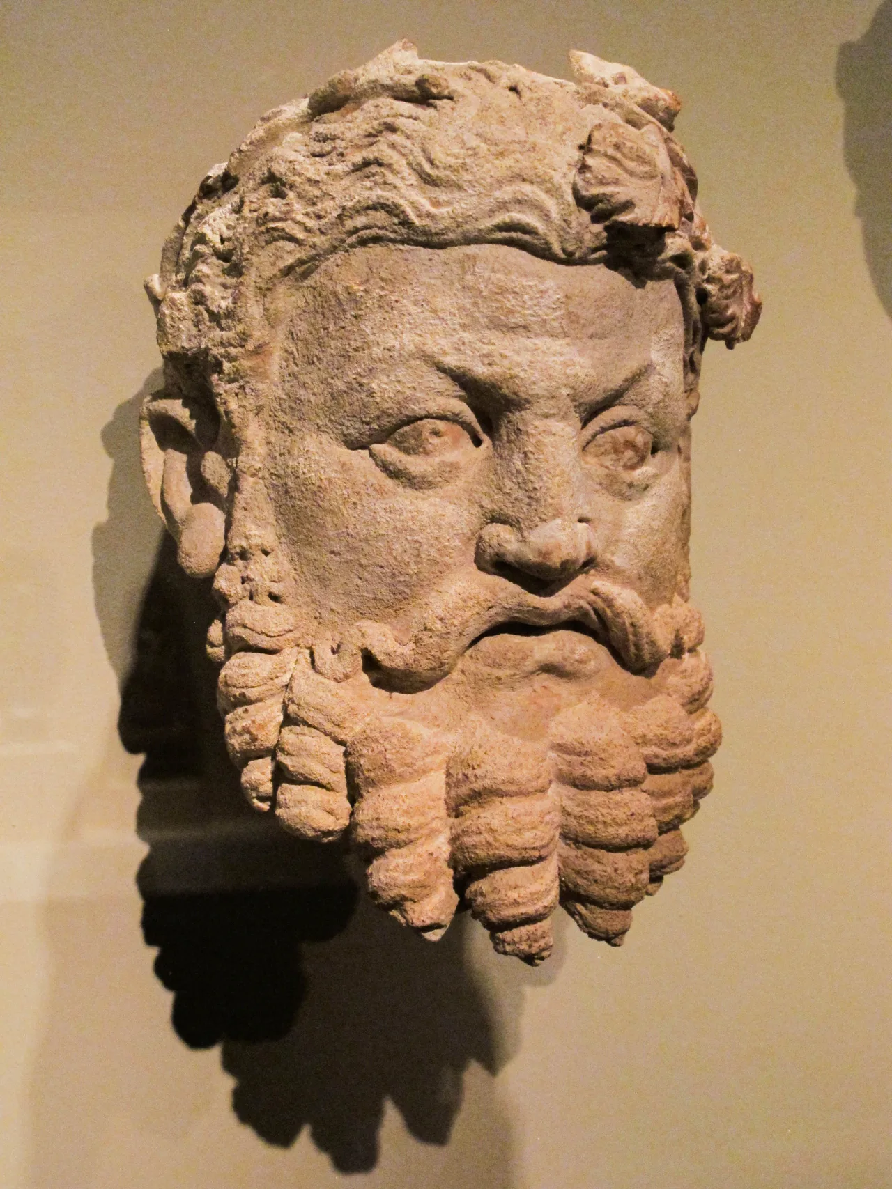 Gandhara üslubunda yapılmış terakota Dionysos başı, MET