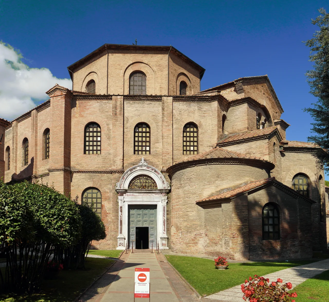 Interior view of the Basilica of San Vitale in Ravenna: dome, apse, and marble-and-mosaic-clad columns