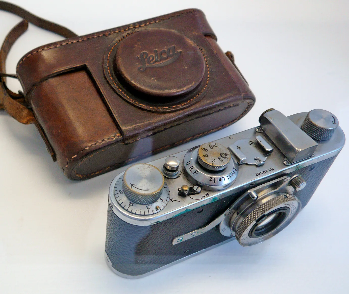 Cartier-Bresson'un ilk Leica fotoğraf makinesi: küçük, metal gövdeli, vitrinde sergilenen 35 mm makine