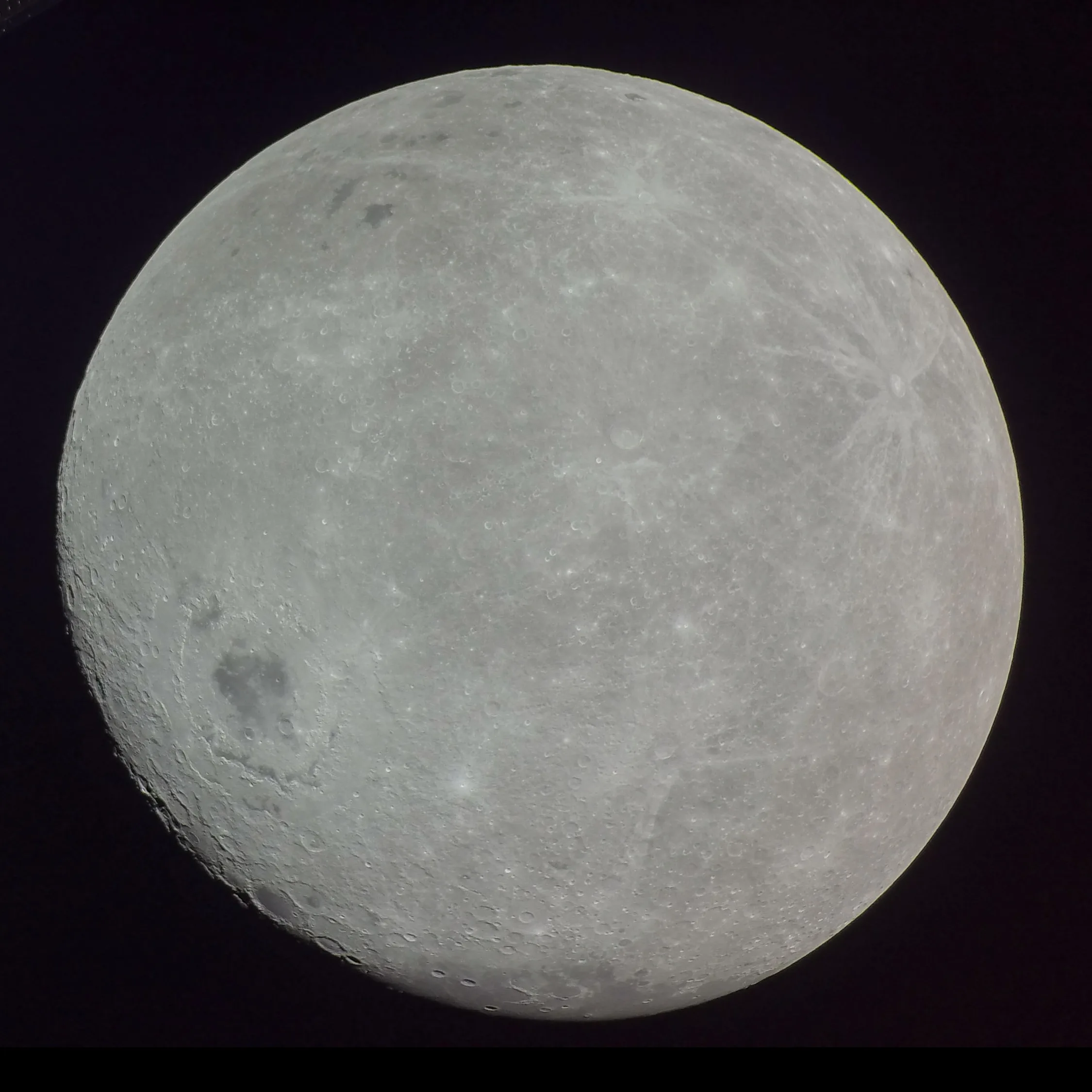 Ay'ın arka yüzünün NASA Lunar Reconnaissance Orbiter görüntüsü; mare alanı neredeyse yok, yüzey baştan sona kraterlerle örülü