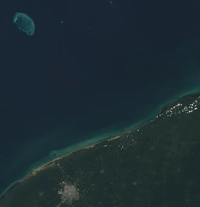 Gravity-anomaly map of the Yucatán Peninsula showing the buried impact crater as a faint semicircular arc