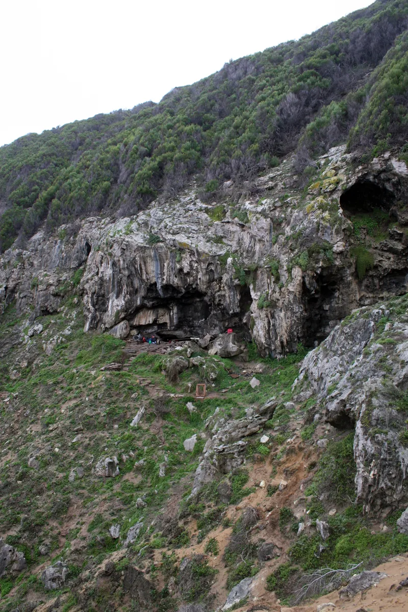 Güney Afrika'nın Hint Okyanusu kıyısındaki Blombos Mağarası'nın deniz kenarındaki kayalık girişi