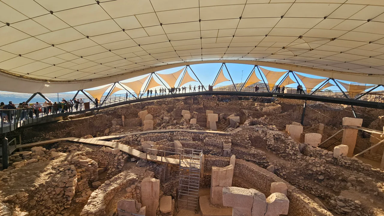Modern koruma yapısı altındaki Göbeklitepe arkeoloji parkı