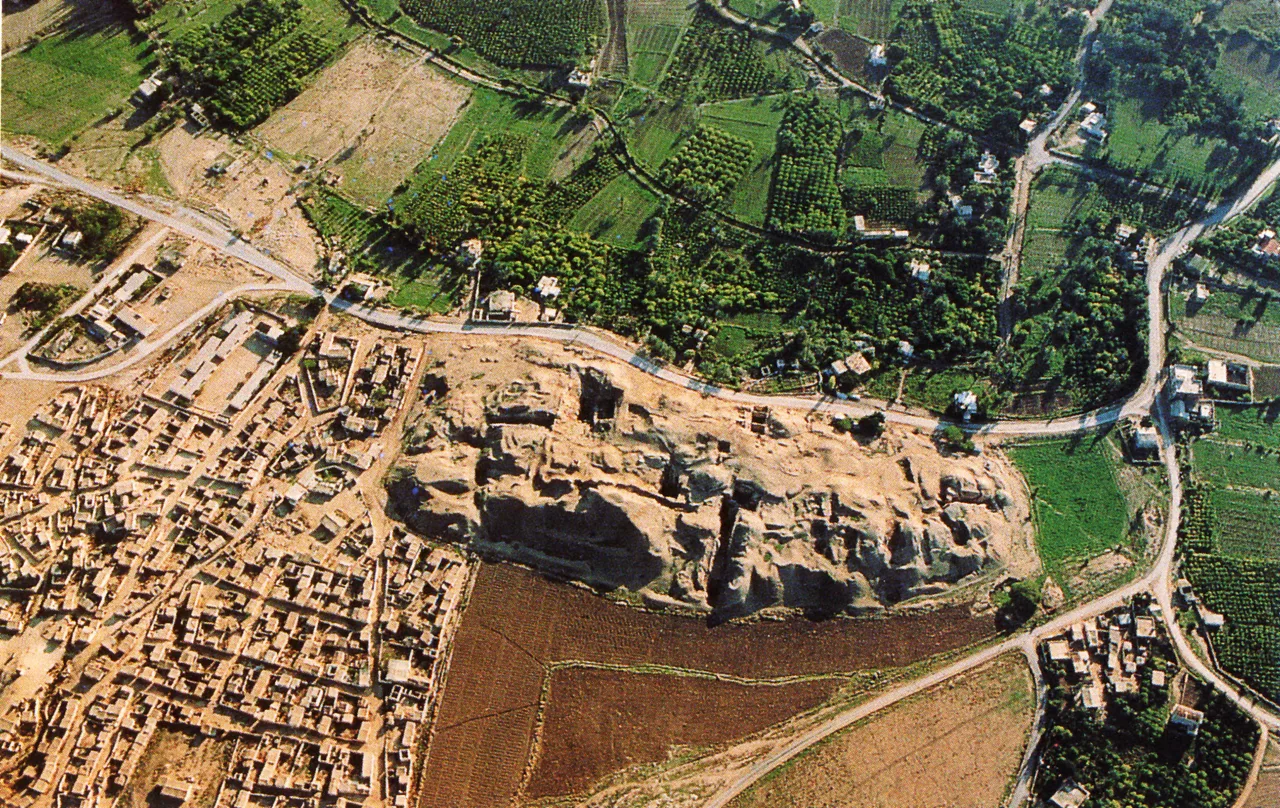 Tell es-Sultan höyüğünün kazı alanı: kuru ovada üst üste yığılmış arkeolojik tabakalar