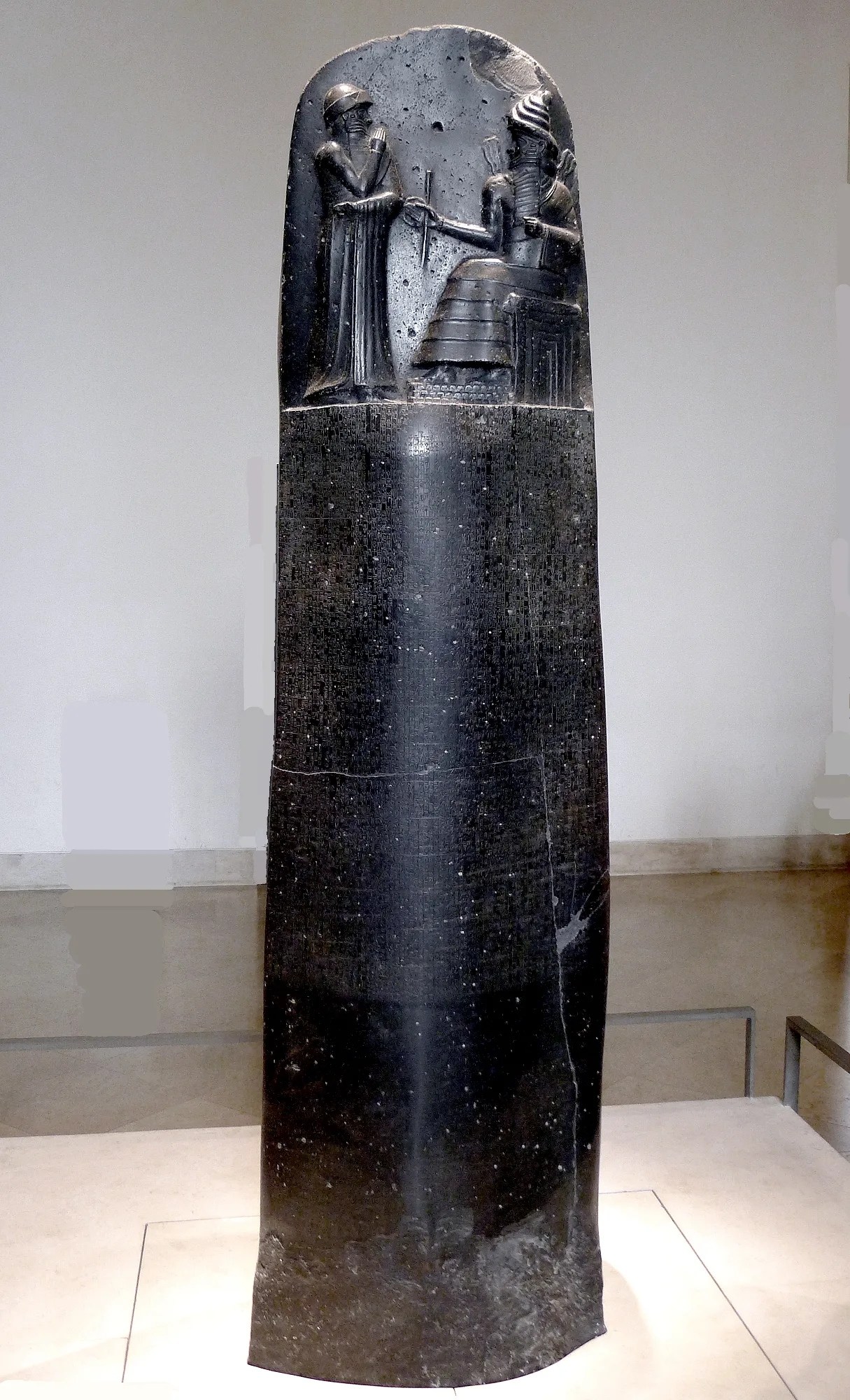 Hammurabi Kanunları'nın yazılı olduğu diyorit dikilitaşın üst kabartması ve metni