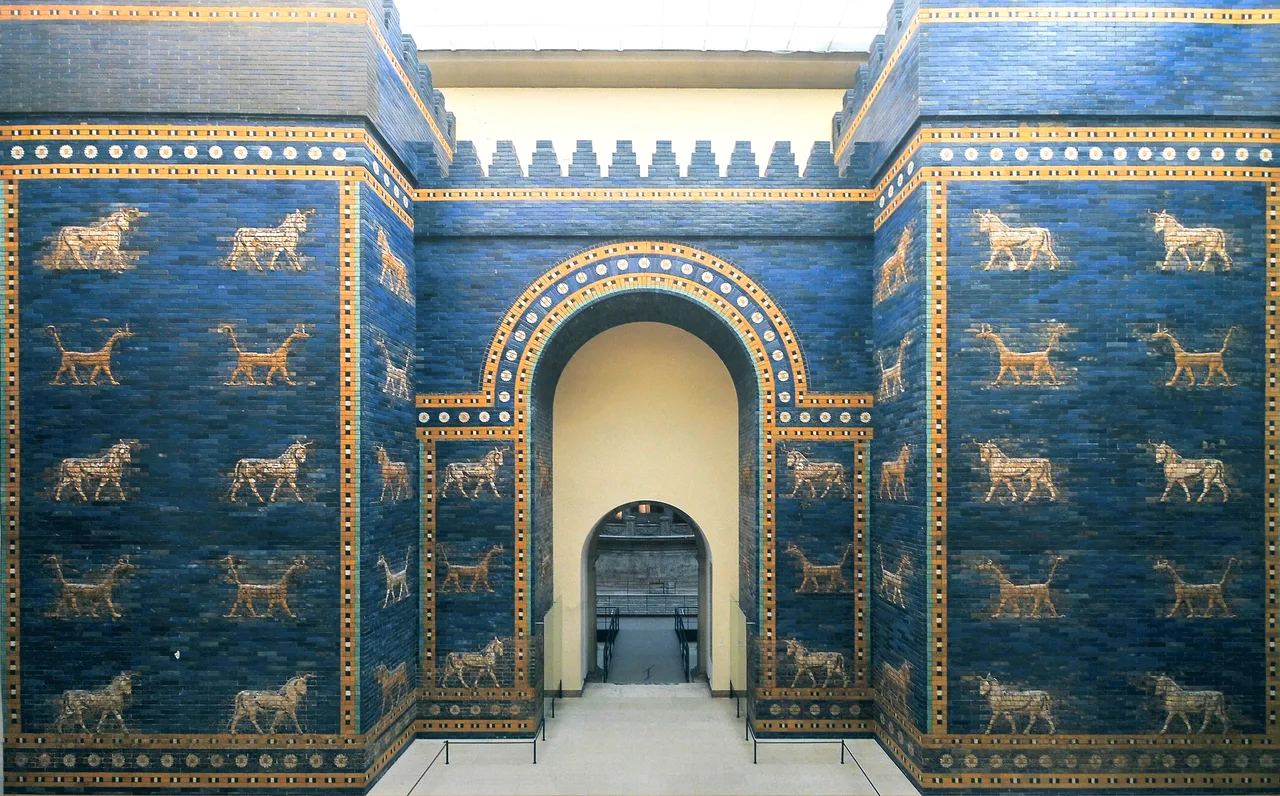 Berlin Pergamon Müzesi'nde yeniden inşa edilmiş İştar Kapısı; mavi sırlı tuğlalar üzerinde aslan ve boğa kabartmaları
