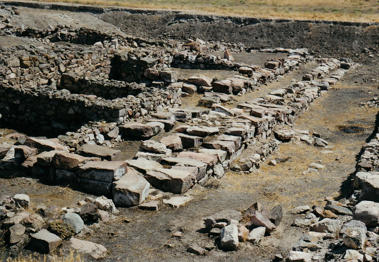 Kültepe arkeolojik alanının havadan görünümü — eski yerleşim katmanlarının açığa çıkarıldığı kazı sahası
