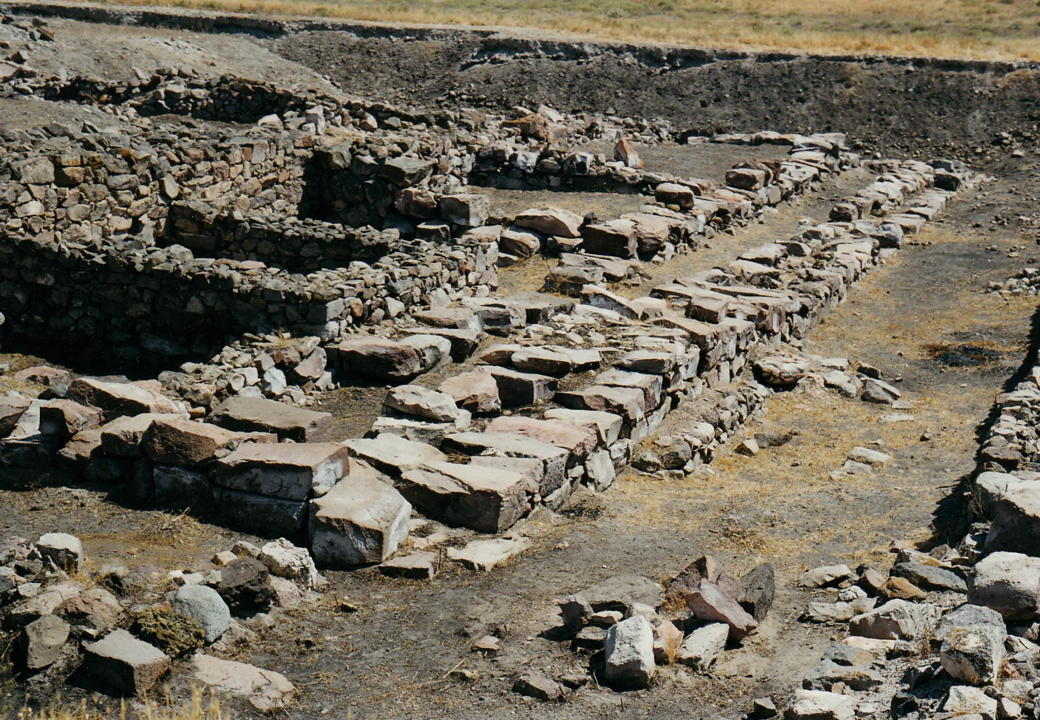 Kültepe arkeolojik alanının havadan görünümü — eski yerleşim katmanlarının açığa çıkarıldığı kazı sahası