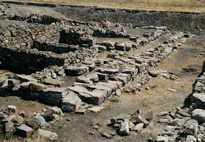 Kültepe arkeolojik alanının havadan görünümü — eski yerleşim katmanlarının açığa çıkarıldığı kazı sahası