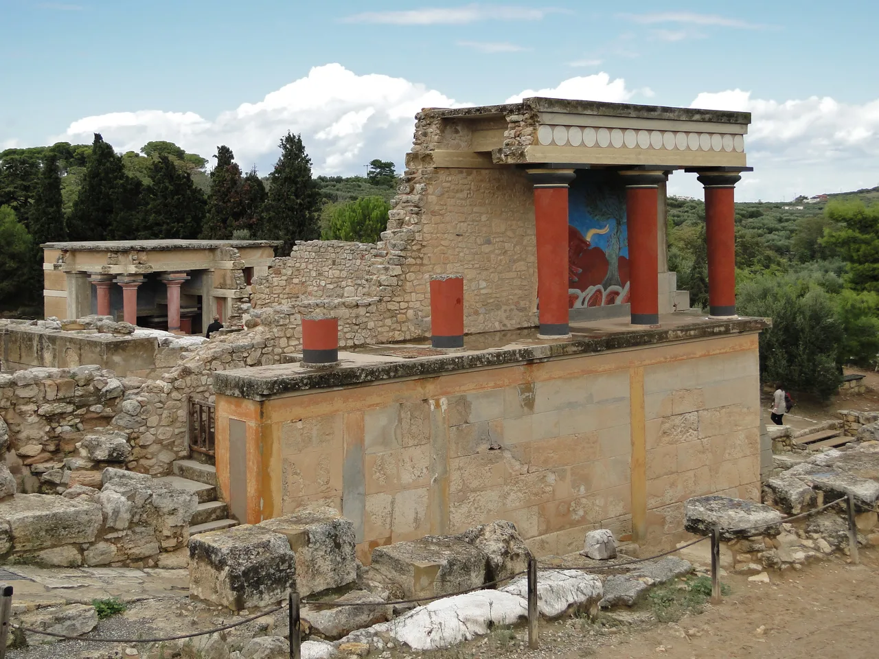Knossos sarayının kuzey girişi: kırmızı boyalı sütunlar ve restorasyon yapılmış duvarlar