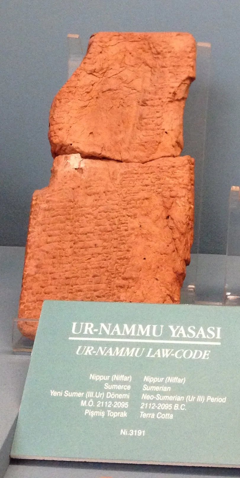 Ur-Nammu Kanunları'nın yazılı olduğu çiviyazılı kil tablet parçası