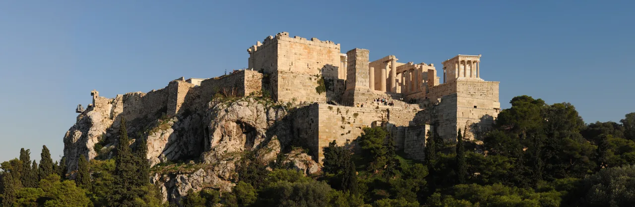 Atina Akropolü'nün Areopagus tepesinden geniş panoramik görüntüsü; merkezde Parthenon ve diğer mermer tapınaklar görünüyor