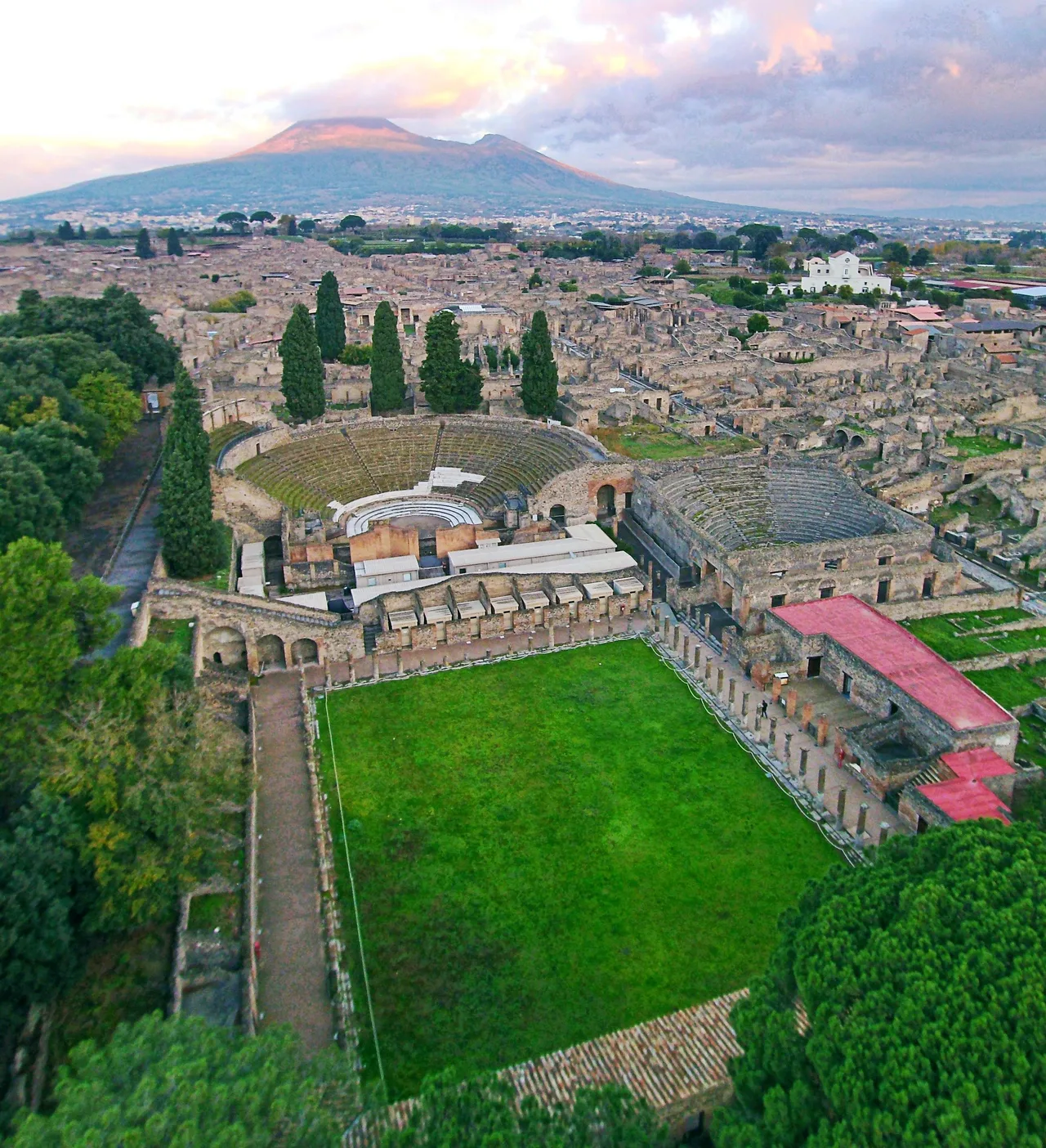 Pompei'deki tiyatro kompleksinin günümüzdeki görünümü, arkada Vezüv Yanardağı