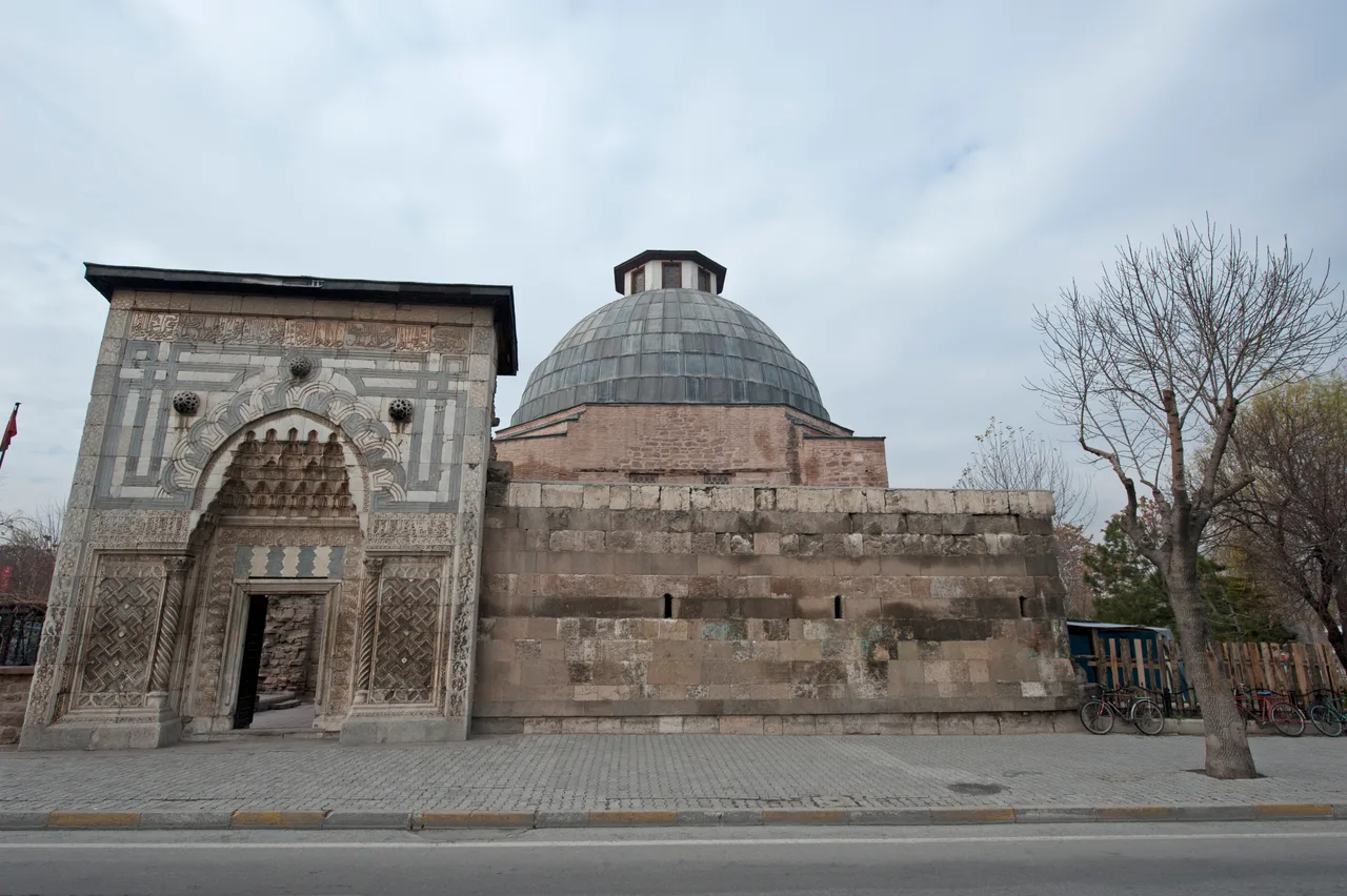 Konya'daki Karatay Medresesi'nin iç kubbesi: lacivert ve turkuaz çinilerle örülmüş yıldız ve geometrik desenler