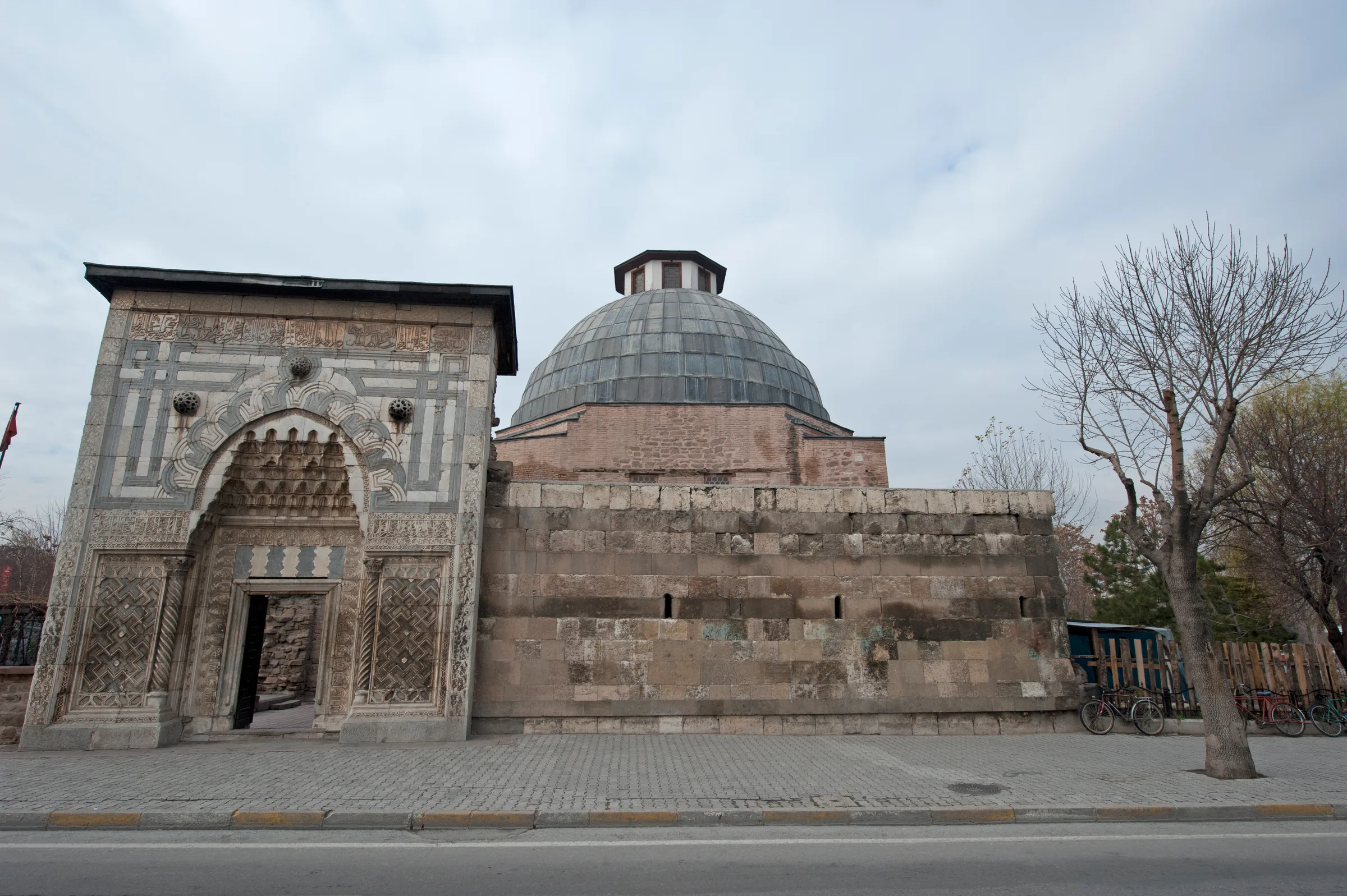 Konya'daki Karatay Medresesi'nin iç kubbesi: lacivert ve turkuaz çinilerle örülmüş yıldız ve geometrik desenler