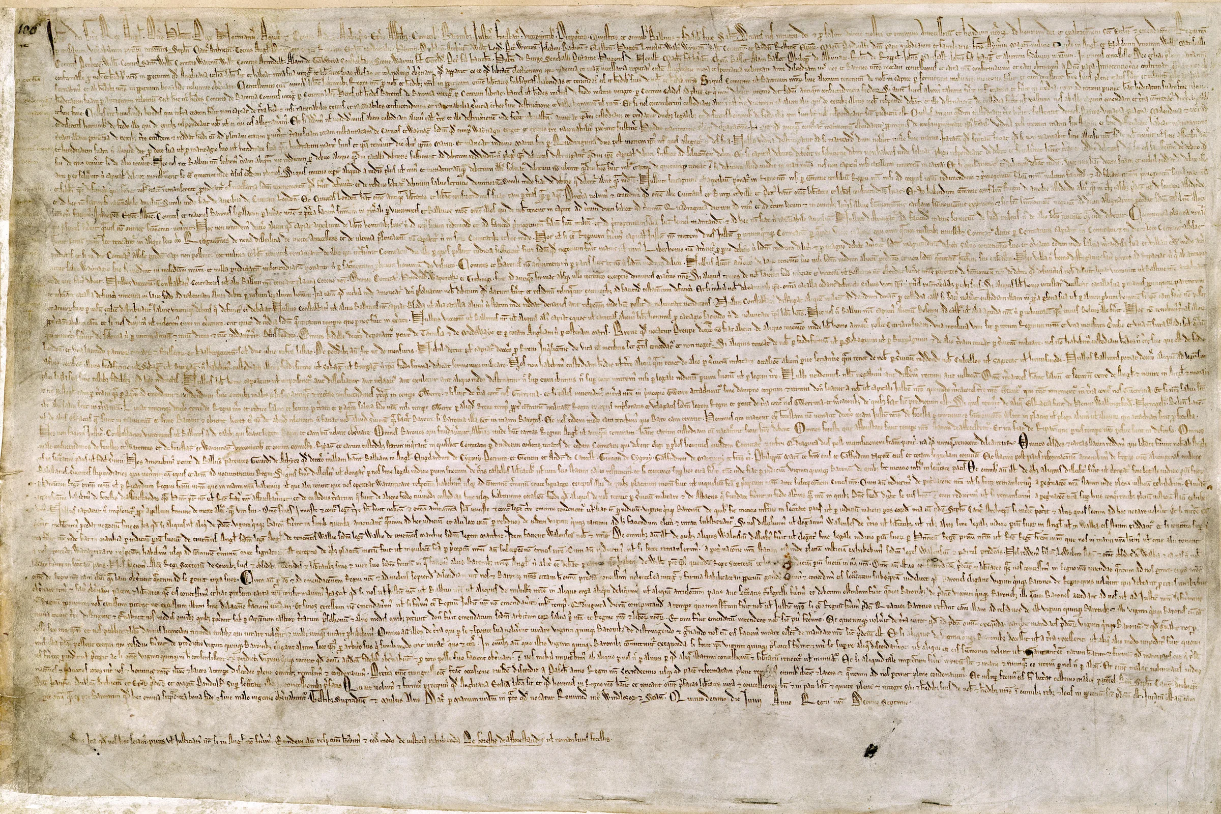 Magna Carta'nın hayatta kalan 1215 nüshalarından biri: sıkı satırlı Latince el yazısıyla yazılmış parşömen belge, üstünde kraliyet mührü izleri