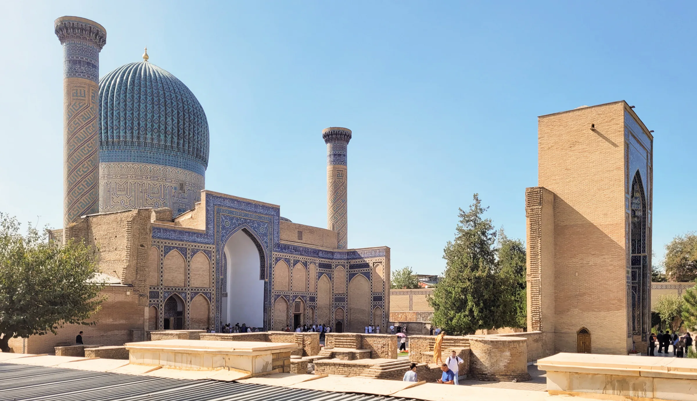 Semerkand'daki Gûr-i Emir Türbesi'nin firuze kubbesi ve giriş eyvanı