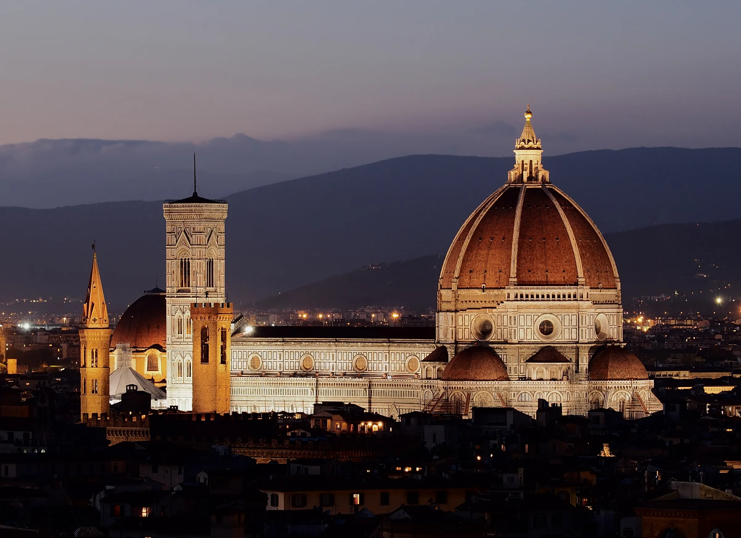 Floransa silüetinde Brunelleschi'nin kiremit kaplı kırmızı kubbesi, Santa Maria del Fiore Katedrali'nin gövdesinin üzerinde yükseliyor; arkada Floransa'nın çatıları ve uzakta Toskana tepeleri