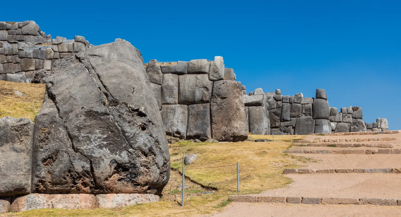 Cusco yakınındaki Sacsayhuamán'ın devasa poligonal taş duvarları; çok-tonlu, harçsız ama mükemmel oturmuş bloklar
