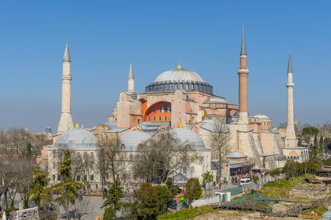 Ayasofya'nın dış görünümü: merkezde büyük yarım küre kubbe, çevresinde dört yüksek minare, önde yaya alanı