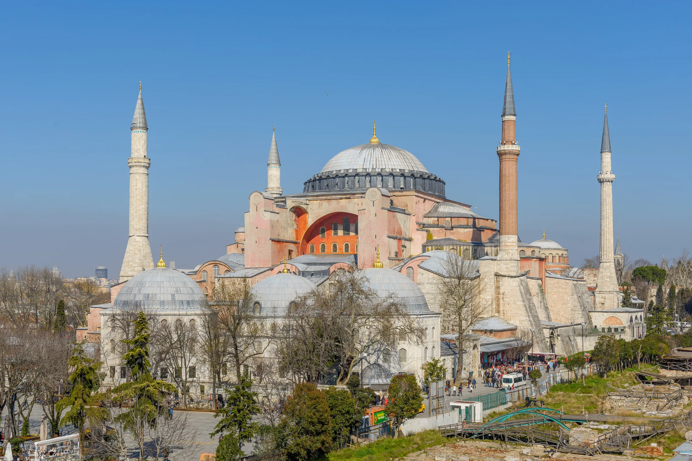 Ayasofya'nın dış görünümü: merkezde büyük yarım küre kubbe, çevresinde dört yüksek minare, önde yaya alanı