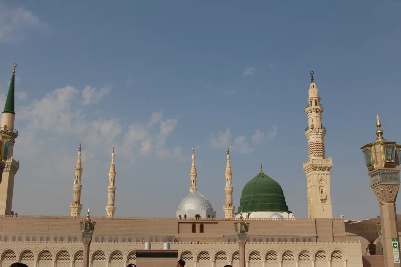 Medine'deki Mescid-i Nebevi'nin yeşil kubbesi; çevresinde yüksek beyaz duvarlar ve minareler