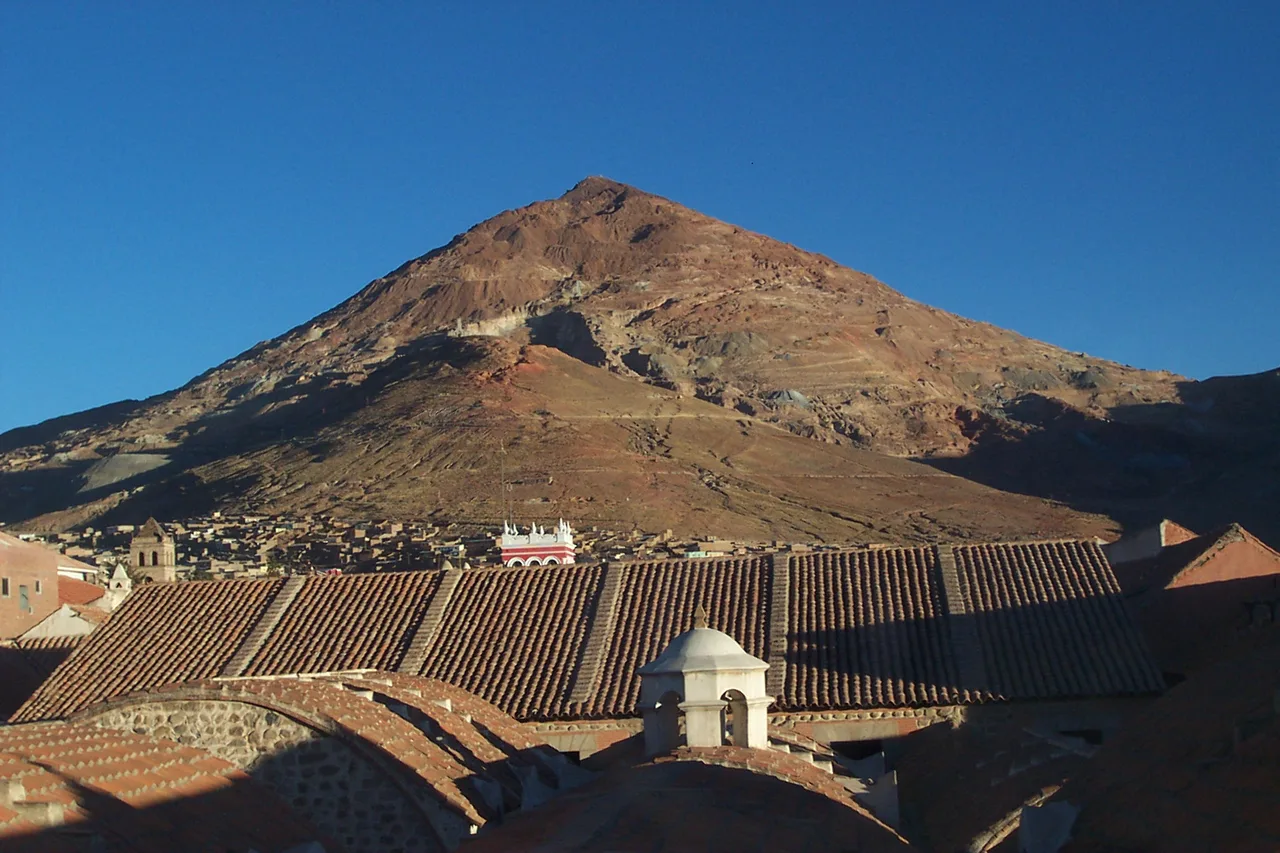 Potosí'deki Cerro Rico'nun erken modern dönem tasviri — Bolivya yaylasında 4.800 metre yüksekliğinde gümüş dağı