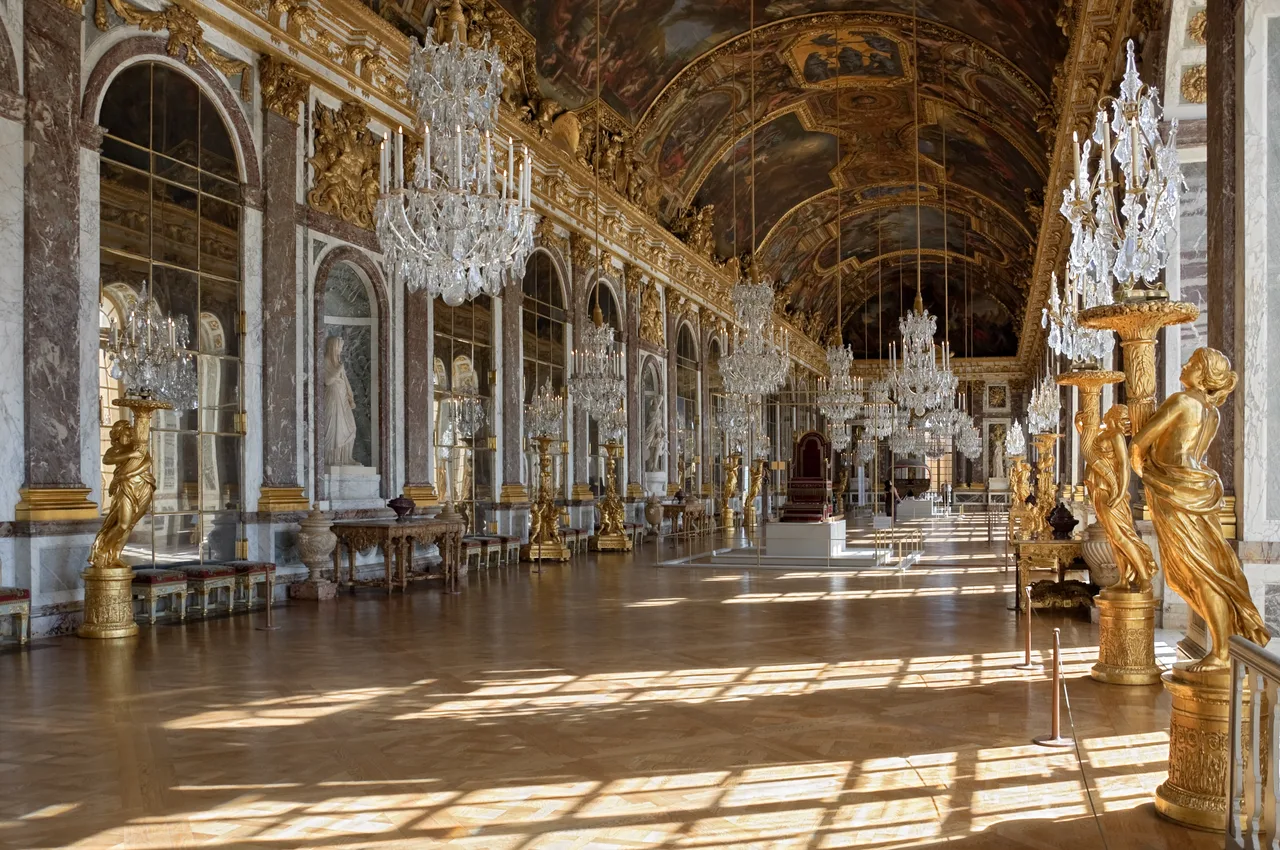Versailles Sarayı Aynalı Galeri: solda büyük pencereler bahçeye açılır, sağda 17 ayna kemeri pencerelerin ışığını yansıtır; tavanda Le Brun'ün freskleri, zeminde parlak parke