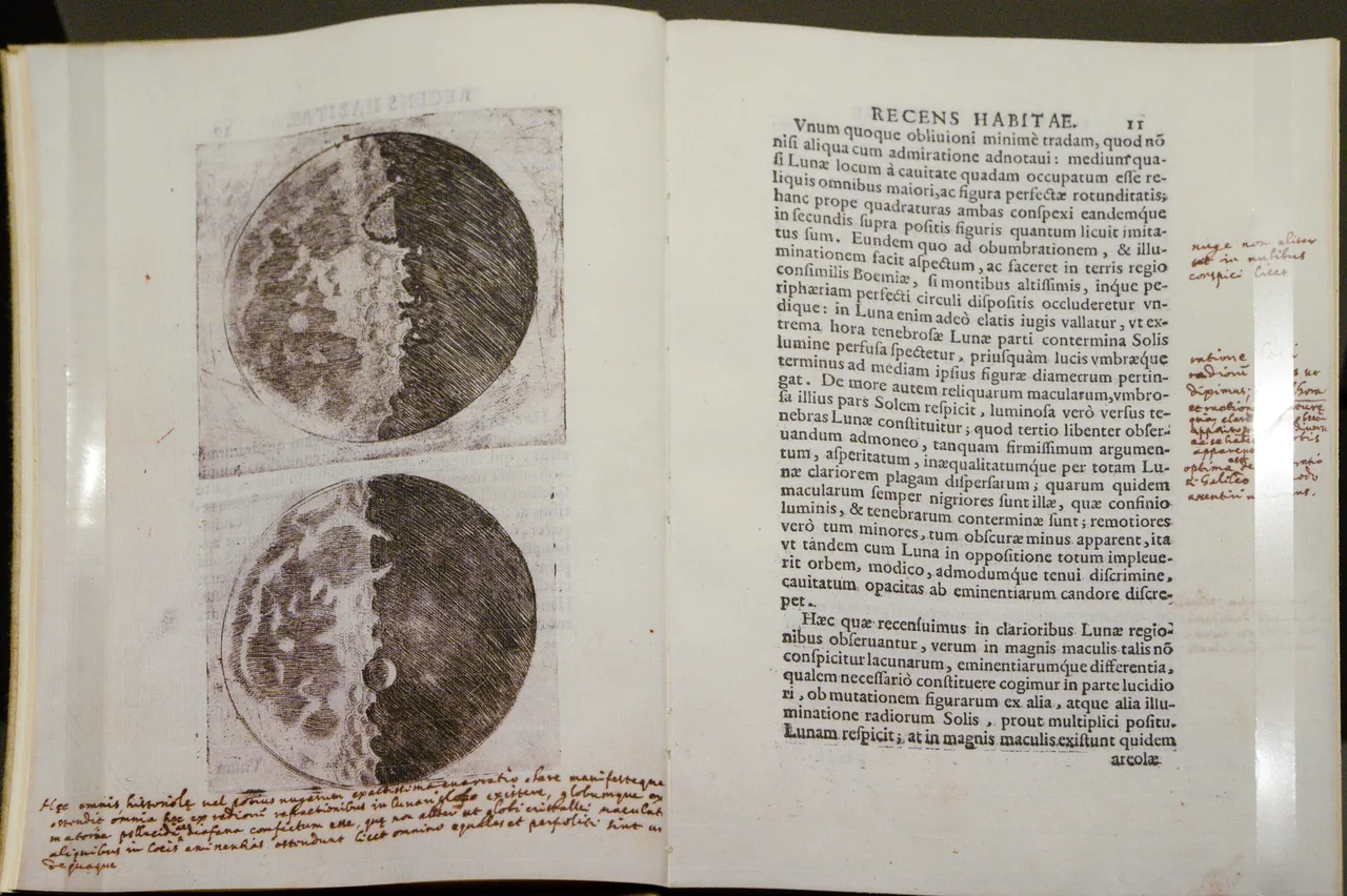 Sidereus Nuncius'un 1610 baskısından bir sayfa; Galileo'nun mürekkeple çizdiği, kraterler ve gölgelerle dolu ay yüzeyi.