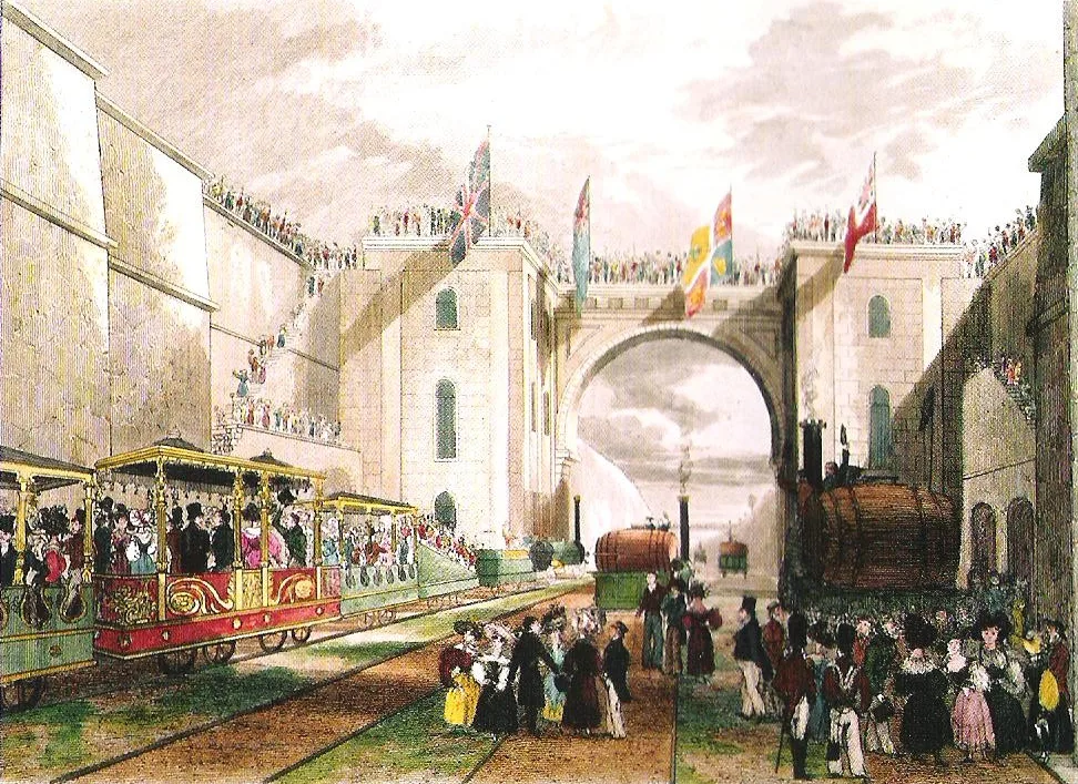 1830 açılış gününü gösteren renkli illüstrasyon: lokomotif ve açık vagonlardan oluşan tren, kalabalık seyirciler arasında bir köprü ya da viyadük üzerinde