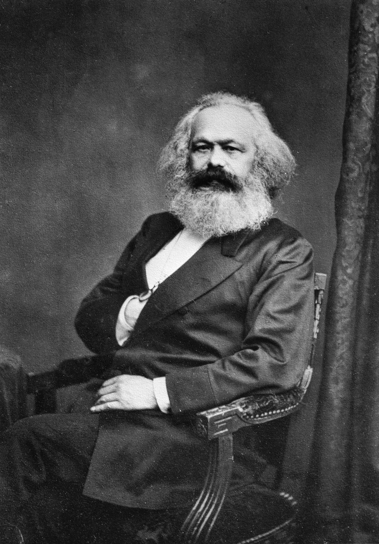 John Mayall'ın 1875 civarı çektiği Karl Marx fotoğrafı — beyaz dolgun sakal, koyu takım, oturmuş düşünceli bakış