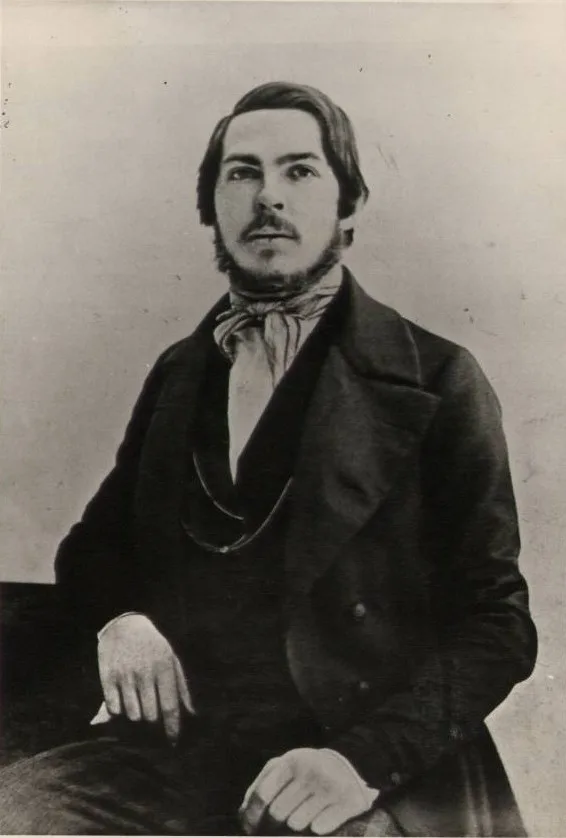 Genç Friedrich Engels'in 1840 civarı portresi — yaklaşık yirmi yaşında, sade yaka, açık yüz