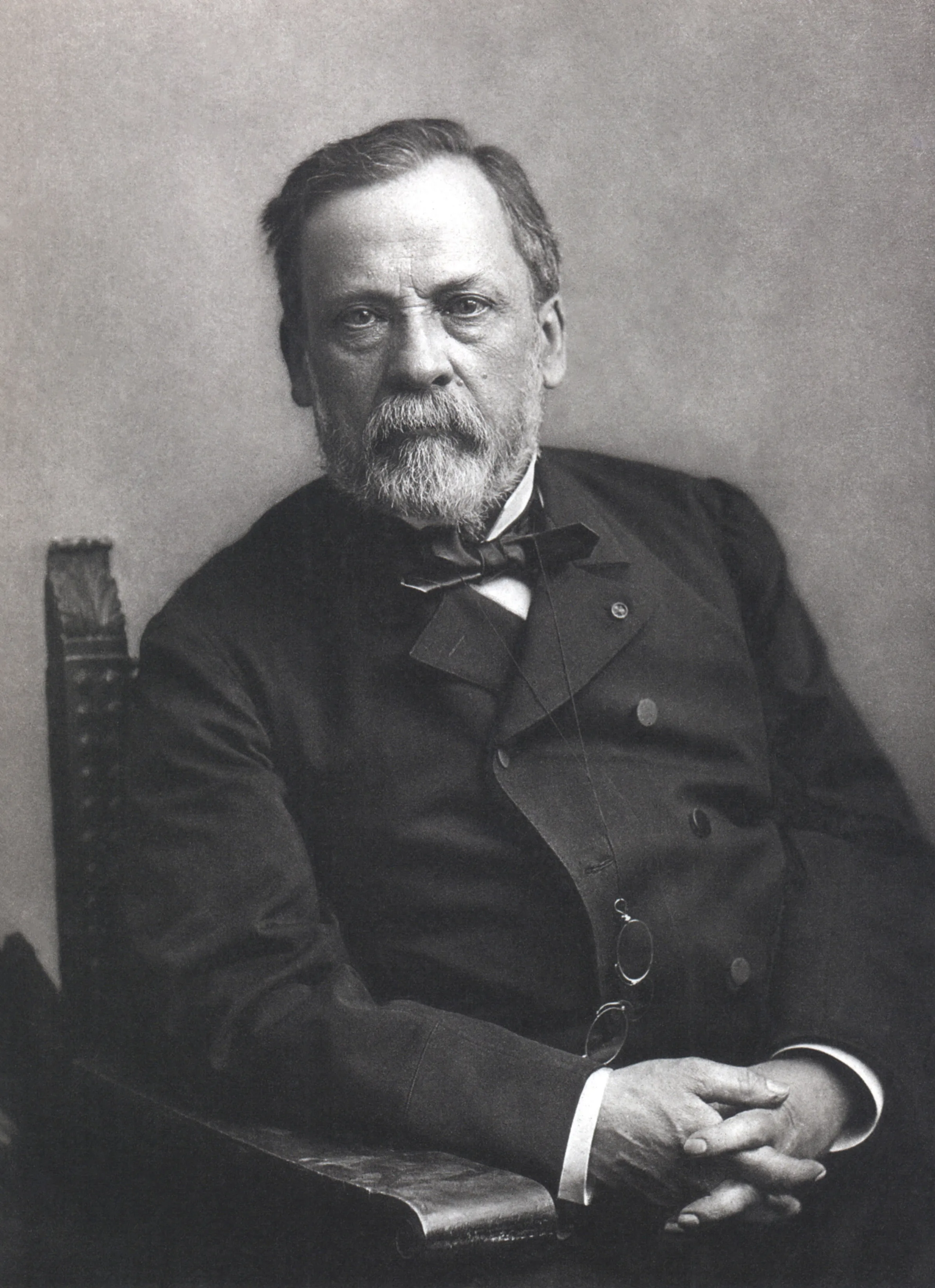Paul Nadar'ın Louis Pasteur portresi: yaşlı, ciddi bir adam, koyu takım elbise ve papyon