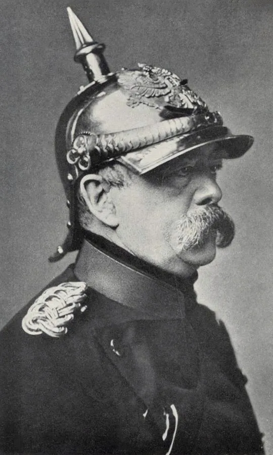 Otto von Bismarck'ın askeri üniformalı portre fotoğrafı.